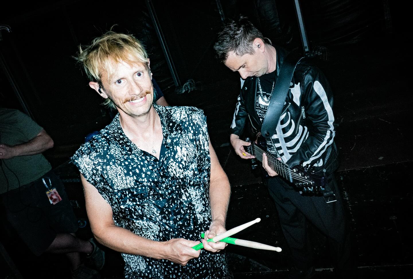 Le groupe Muse se produit sur la scène devant son public.