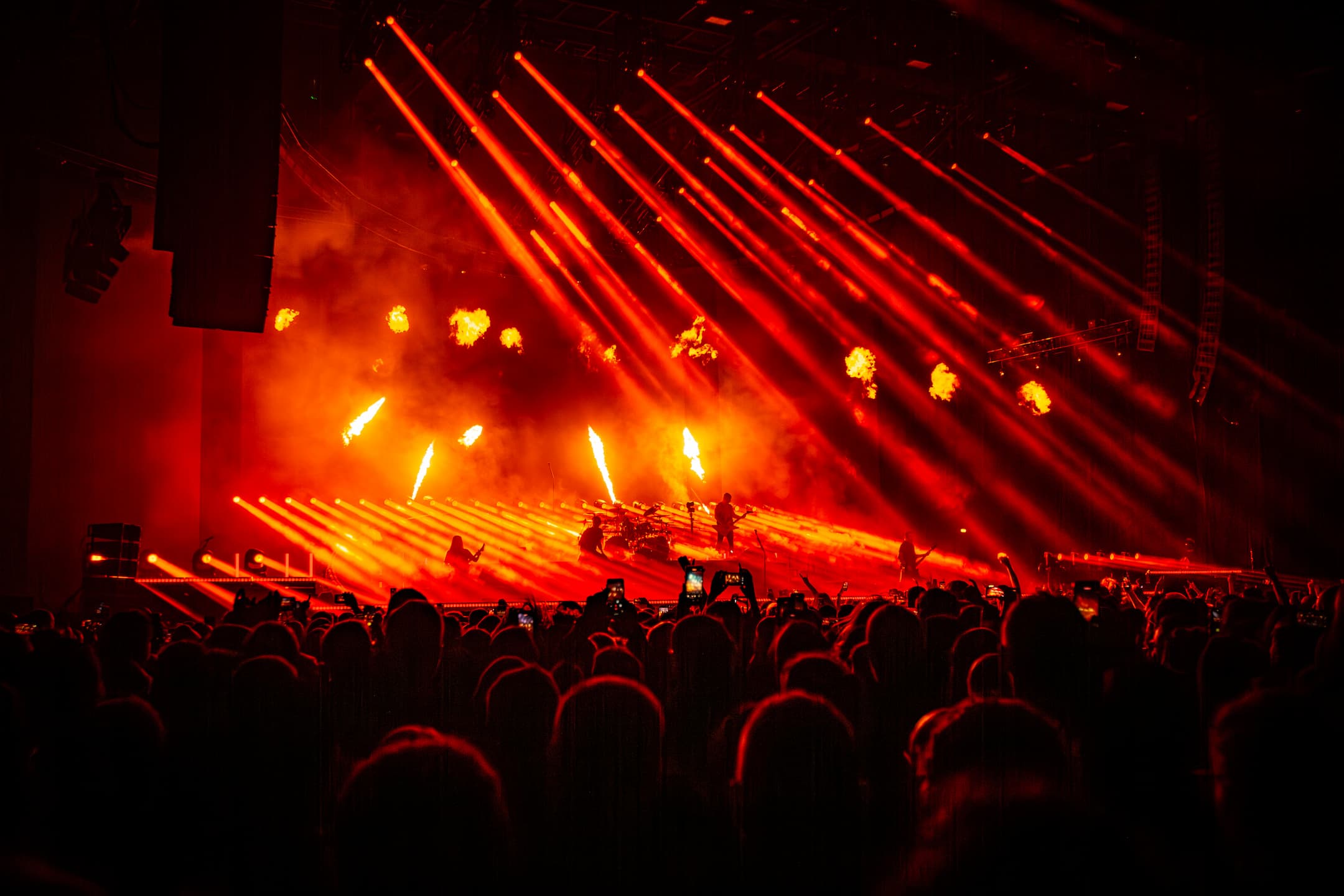 Concert de Gojira au Zénith de Strasbourg avec éclairages de scène et effets visuels