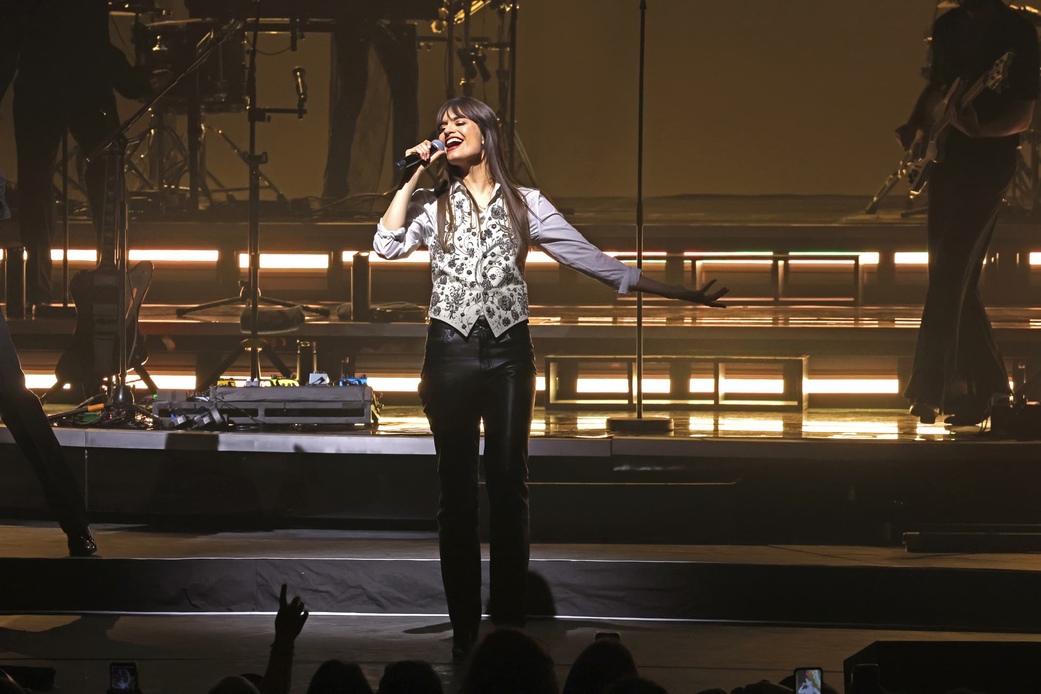 Clara Luciani en concert sur scène.