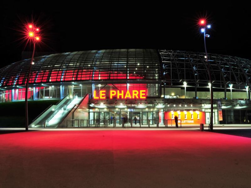 Photographie de nuit de l'extérieur Le Phare Grand Chambéry